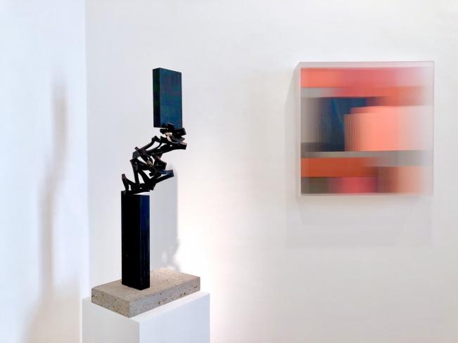 Thomas Röthel, Drehung, 2020, Stahl, Höhe 78 cm, Plinthe aus Muschelkalk 5,5 x 32,5 x 22 cm, Ausstellungsansicht mit Christiane Grimm 