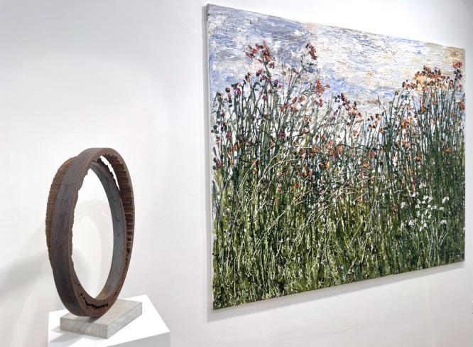 Thomas Röthel, Doppelring, 2025, Stahl, Dm 51,5 cm, Plinthe 4 cm, seitlich, Ausstellungsansicht (mit Helmut Helmes)