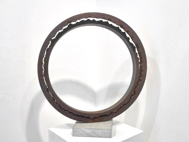 Thomas Röthel, Doppelring, 2025, Stahl, Dm 51,5 cm, Plinthe 4 cm