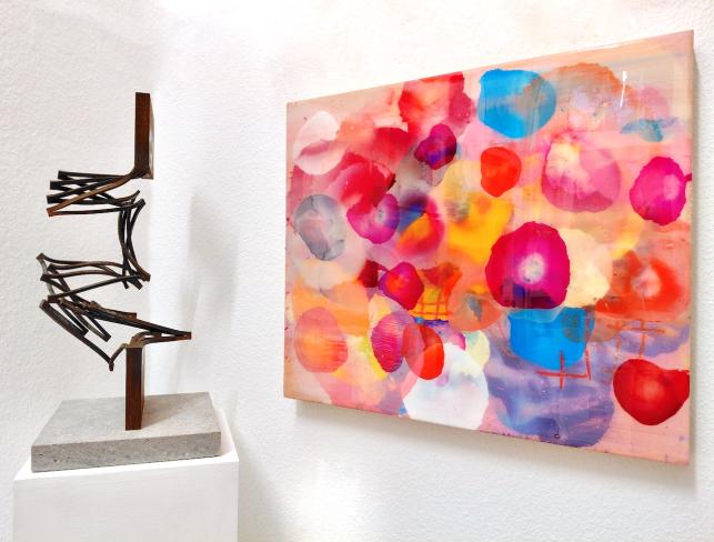 Thomas Röthel, Drehung, 2025, Stahl, Höhe 58 cm, Plinthe 5 cm, Ausstellungsansicht (mit Jürgen Jansen)