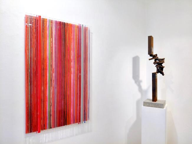 Thomas Röthel, Drehung, 2025, Stahl, Höhe 76,5 cm, Plinthe 5,5 cm, Ausstellungsansicht (mit Eckart Hinze)