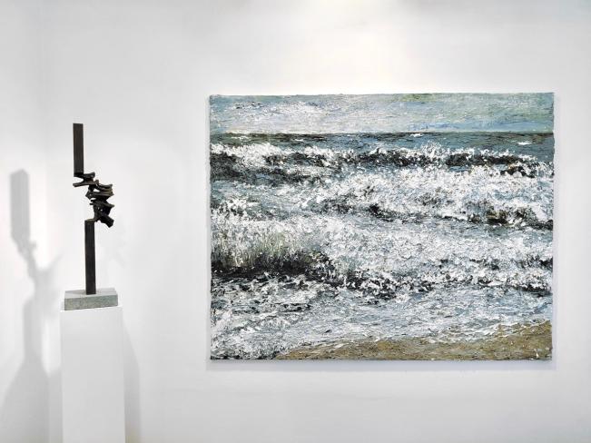 Thomas Röthel, Drehung, 2025, Stahl, Höhe 76,5 cm, Plinthe 5,5 cm, Ausstellungsansicht (mit Helmut Helmes)