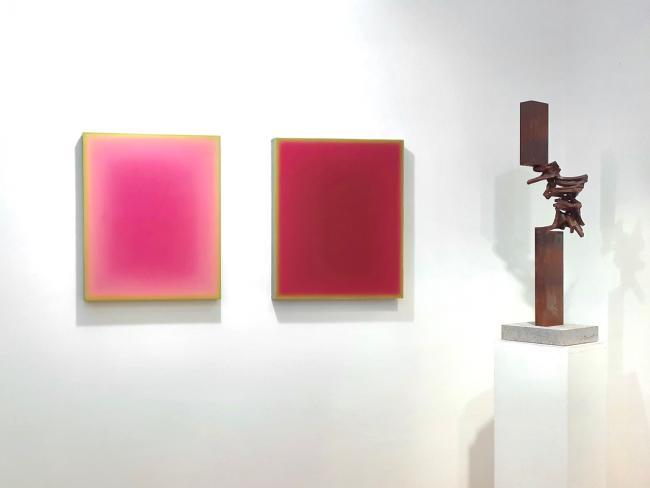Thomas Röthel, Drehung, 2025, Stahl, Höhe 76,5 cm, Plinthe 5,5 cm, Ausstellungsansicht (mit Yeunhi Kim)