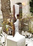Thomas Röthel, Vertikale Entwicklung I, Stahl, Höhe 106 cm, im Winter