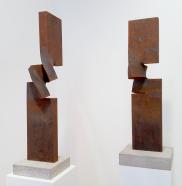 Thomas Röthel, Zwei Vertikale Entwicklungen, 2015, Stahl, Höhe 64 cm und 65 cm