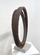 Thomas Röthel, Doppelring, 2025, Stahl, Dm 51,5 cm, Plinthe 4 cm, Seitenansicht