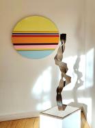 Thomas Röthel, Dynamik, 2025, Stahl, Höhe 126 cm, Ausstellungsansicht mit Nicholas Bodde