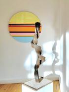 Thomas Röthel, Dynamik, 2025, Stahl, Höhe 126 cm, Ausstellungsansicht mit Nicholas Bodde