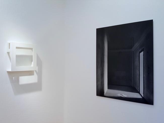 Tom Mosley, Schattengerüst, 2001, Lack auf MDF, 36 x 36 x 12 cm, Ausstellungsansicht mit Nikolaus Korab