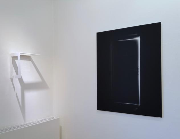 Tom Mosley, Schattengerüst III, 2002 Lack auf MDF, 30 x 30 x 20 cm, Ausstellungsansicht mit Nikolaus Korab