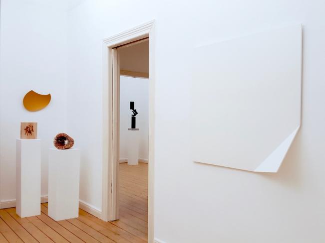 Tom Mosley, Schattenrelief, 1991, Lack auf MDF, 100 x 100 x 20 cm, Ausstellungsansicht