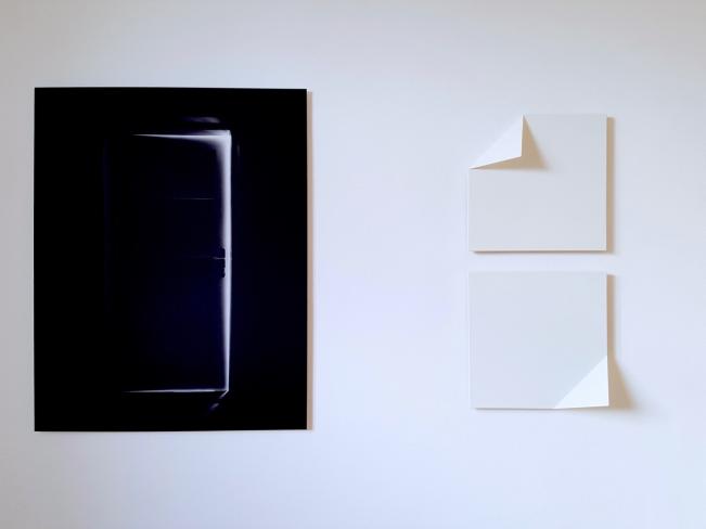 Tom Mosley, Zweiteiliges Schattenrelief, 1992, Lack auf MDF, je 40 x 40 x 10 cm, Ausstellungsansicht mit Nikolaus Korab