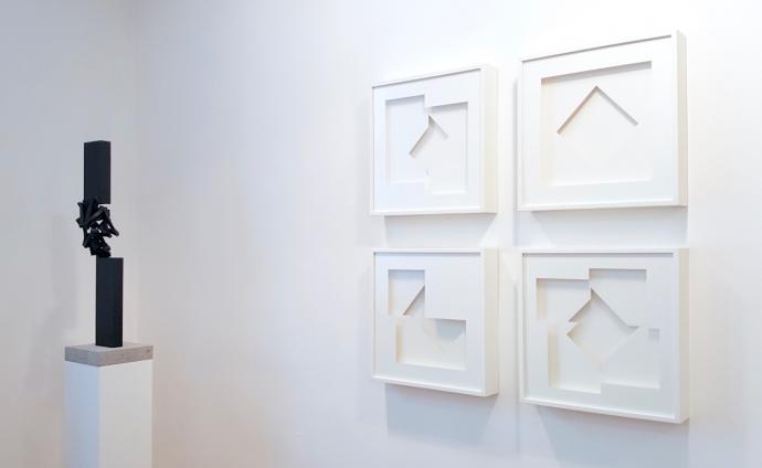 Tom Mosley, vier Schattenkästen 1976/2002, Holz . Karton . Glas, je 44 x 44 x 8 cm, Ausstellungsansicht mit Thomas Röthel