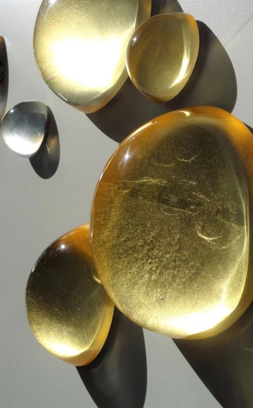 Diederik Storms, Drops of Gold, 2025, Acrylglas, Ausstellungsansicht, Detail