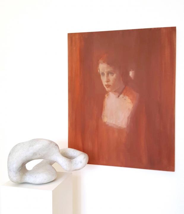 Peter Dörflinger, Schlinge I . 2007, Krastaler Marmor . geschliffen, Höhe 20 cm, Fernando X. González, Retrato – Niña (ojos celestes Asombrada de lo ane vé), 2016 . Öl auf Holz, 73.5 x 58 cm