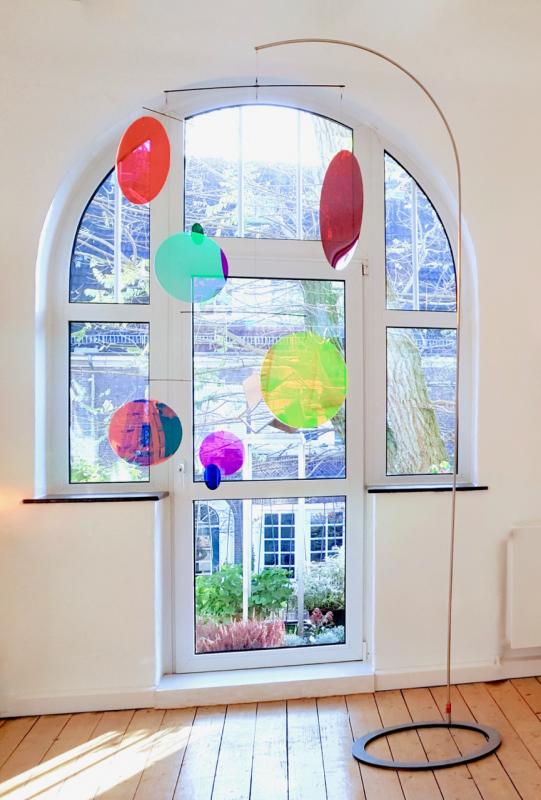 Rosali Schweizer, illusion, 2019, Acrylglas, Höhe 160 cm 