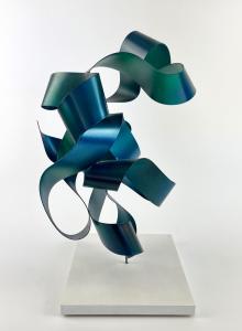 Hans Schüle, aus der Werkgruppe "Loops", 2023, Lack auf Stahl, 36 x 25 x 20 cm
