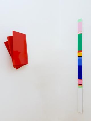 Dirk Rathke, Red Flag II . 2017, Lack auf Aluminium, 45 x 32 x 22 cm, und Nicholas Bodde, No. 1236 Slim Vertical . 2017, Öl und Acryl auf Aluminium, 150 x 8 cm