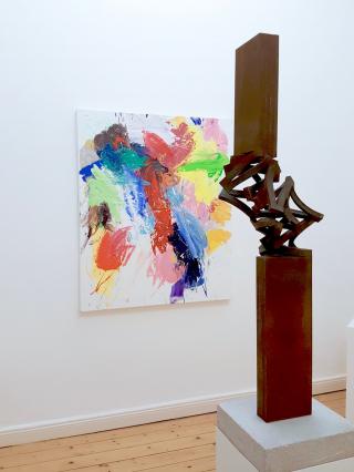 Nicholas Bodde, Gestisch IV . 2017, Öl auf Leinwand, 120 x 100 cm, und Thomas Röthel, Drehung 540 – 180°, 2017 . Stahl . Höhe 116 cm