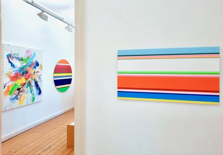 Nicholas Bodde, Horizontal, 2021, Öl und Acryl auf Aluminium, 50 x 90 cm, Ausstellungsansicht