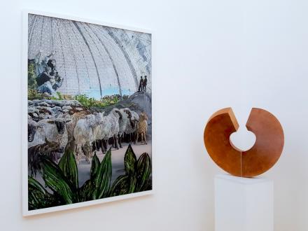 Wolf Hamm, Die Herde . 2017, Acryl hinter Acrylglas, 120 x 90 cm, und Robert Krainhöfner, Ring 90° offen . 2017, Erlenholz gedreht, Höhe 52 cm