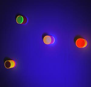 Regine Schumann, doubles, 2014, fluoreszierendes Acrylglas, je 12 x 12 x 12 cm