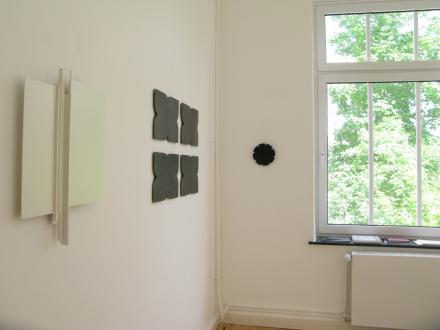 Ausstellungsansicht mit Fritz Meyer-Roland . Relief und Cecilia Vissers, four centuries black II / Medarus 8