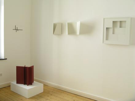 Ausstellungsansicht mit Ekkehard Neumann . Wand- und Bodenstück, Tom Mosley . Schattenrelief und Shadowbox