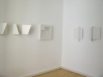 Tom Mosley . Schattenrelief . 2008, Öl/Acryl auf MDF . 2-teilig, 30 x 30 x 23 cm / 53 x 30 x 23 cm, Shadowbox Nr. 3-VI-06 . 2006, Holz . Karton . Glas, Aufl. 1/3 . 53 x 53 x 9 cm, Fritz Meyer-Roland . zwei Reliefs . 1986<br />
