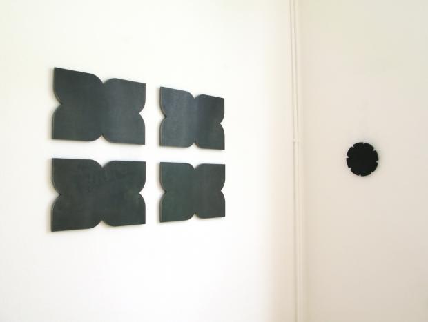 Cecilia Vissers . four centuries black II, 2011 . heiß gewalzter Stahl . gewachst, 4-teilig . je 45 x 27 x 0.8 cm und medardus 8 . 2009, eloxiertes Aluminium . Aufl. 5 . ∅ 20cm