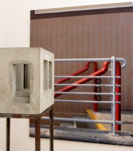 Denis Pondruel, Chambre immergée no. 64, 2004, Beton, 25 x 25 x 30 cm / Wolfgang Sümmermann, Salzburg, 2005/2011, Lambda-Print unter Acrylglas, 150 x 120 cm