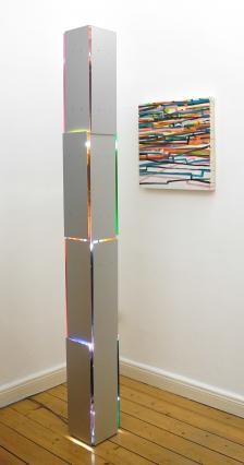 Siegfried Kreitner . II 2011, Aluminium . Neonsystem Weißentladung . Farbfolien, 1 E-Motor 1 U/min,	202 cm x 17-22 cm x 17-22 cm, Annegret Hoch . Maria 1 . 2012, Ei-Tempera auf Nessel . 50 x 50 cm, Ausstellungsansicht Raum 1