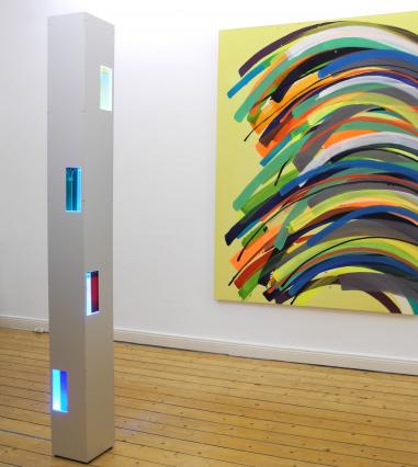 Siegfried Kreitner . I 2013, Aluminium . Plexiglas, Neonsystem Blauentladung, 2 E-Motore 1 U/min . 4 Kurbelschlaufen, 20 x 20 x 200 cm, Annegret Hoch . konzertant III . 2014, Ei-Tempera auf Nessel . 200 x 150 cm, Ausstellungsansicht Raum 2