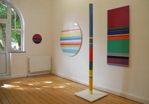 Nicholas Bodde, Zwei Circles, Stele, Horizontal, Ausstellungsansicht Galerie Corona Unger