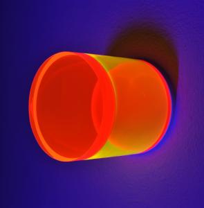 Regine Schumann, doubles II, 2014, fluoreszierendes Acrylglas, 12 x 12 x 12 cm
