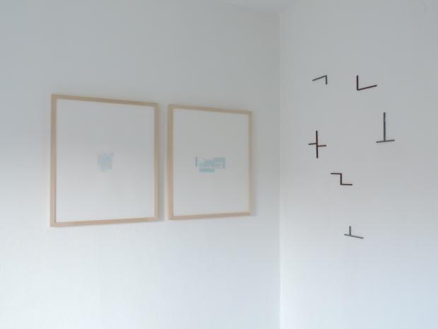 Ekkehard Neumann, Wasserfarbenblätter, 2014, Aquarell auf Bütten, je 60 x 50 cm; Kleine Wandstruktur, ab 2011, Eisen, Farbe, 5-15 x 5-15 x 0,6 cm, Ausstellungsansicht