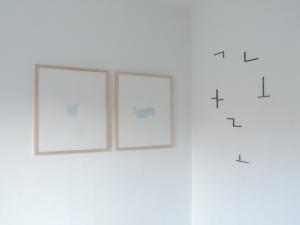 Ekkehard Neumann, Wasserfarbenblätter, 2014, Aquarell auf Bütten, je 60 x 50 cm; Kleine Wandstruktur, ab 2011, Eisen, Farbe, 5-15 x 5-15 x 0,6 cm, Ausstellungsansicht