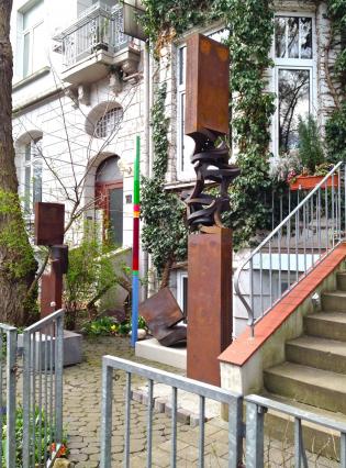 Thomas Röthel, Vertikale Entwicklung, 2014, Höhe 160 cm und Drehung 450°, 2016, Höhe 300 cm