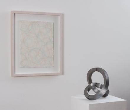 Edda Jachens, Kreise . 2010, Graphit . Farbstift . Paraffin auf Bütten, gerahmt 40 x 30 cm, Robert Krainhöfner, Doppelkreis Vierkant gedreht . 2014, Stahl . Höhe 24 cm