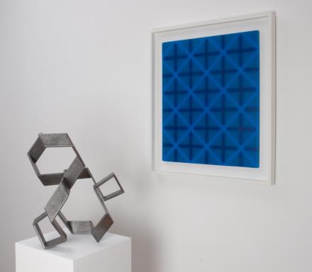 Edda Jachens, Kreuzungen blau . 2007, Acryl und Paraffin auf Holz, 54 x 46 cm, Robert Krainhöfner, Stahlband 24-fach gefaltet . 2014, Stahl . 40 x 35 x 42 cm
