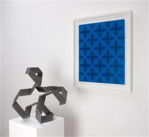 Edda Jachens, Kreuzungen blau . 2007, Acryl und Paraffin auf Holz, 54 x 46 cm, Robert Krainhöfner, Stahlband 24-fach gefaltet . 2014, Stahl . 40 x 35 x 42 cm