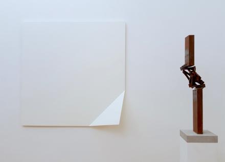Ansicht der Ausstellung "Alleando" mit Werken von Tom Mosley und Thomas Röthel
