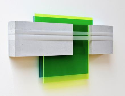 Annette Sauermann, Wandstück 37, Ed. 6, Beton, Lichtfilter, Acrylglas, 39 x 70 x 7 cm, seitlich