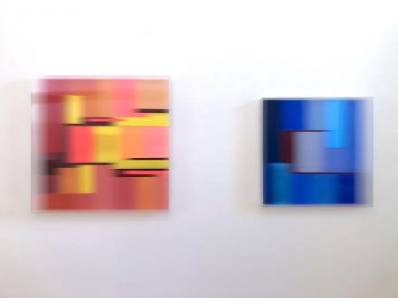Christiane Grimm, Glühen . 2020, Mischtechnik und Acrylglas, 100 x 100 x 10 cm, rechts: Im tiefen Blau . 2020, Mischtechnik und Acrylglas, 80 x 80 x 10 cm