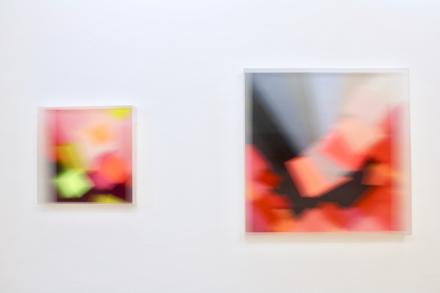 Christiane Grimm, In Bewegung . 2020, 60 x 60 x 10 cm, rechts: In Bewegung I . 2020, 100 x 100 x 10 cm, Mischtechnik und Acrylglas