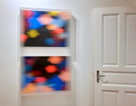 Christiane Grimm, La vie secrete des couleurs IV und V, 2021, Mischtechnik und Acrylglas, 60 x 80 x 12 cm, Ausstellungsansicht