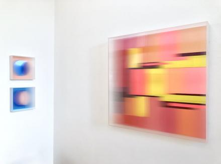 Christiane Grimm, Luna Orange und Luna Blau, 2020, Mischtechnik und Acrylglas, je 31 x 31 x 8 cm, rechts: Glühen . 2020, Mischtechnik und Acrylglas, 100 x 100 x 10 cm