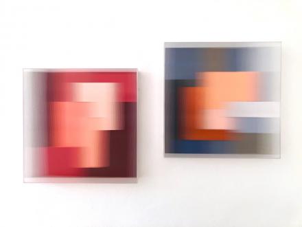 Christiane Grimm, Rot in Zeitlupe . 2019, rechts: Sunday morning . 2018, Mischtechnik und Acrylglas, je 60 x 60 x 10 cm