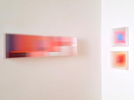 Christiane Grimm, carry on . 2018/2020, 30 x 110 x 10 cm, rechts oben: blauer Fluorit . 2020, rechts unten: citrin orange . 2016, Mischtechnik und Acrylglas, je 31 x 31 x 8 cm