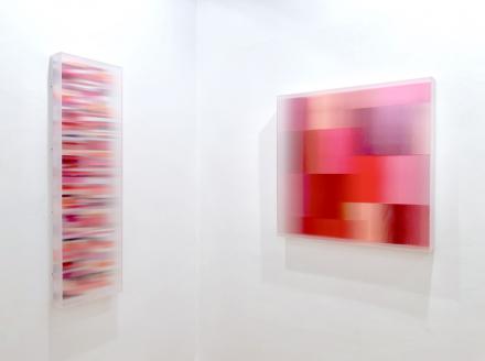 Christiane Grimm, fusion . 2016, 120 x 35 x 9 cm, rechts: red fluid tonality,  80 x 80 x 10 cm, Mischtechnik und Acrylglas